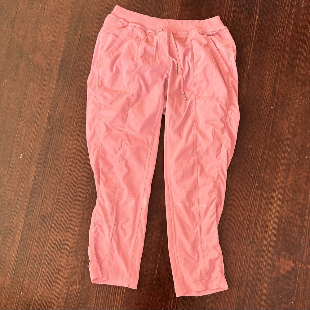 Lululemon / Dance Studio Mid-Rise Cropped Pants in Coral Pink size 8